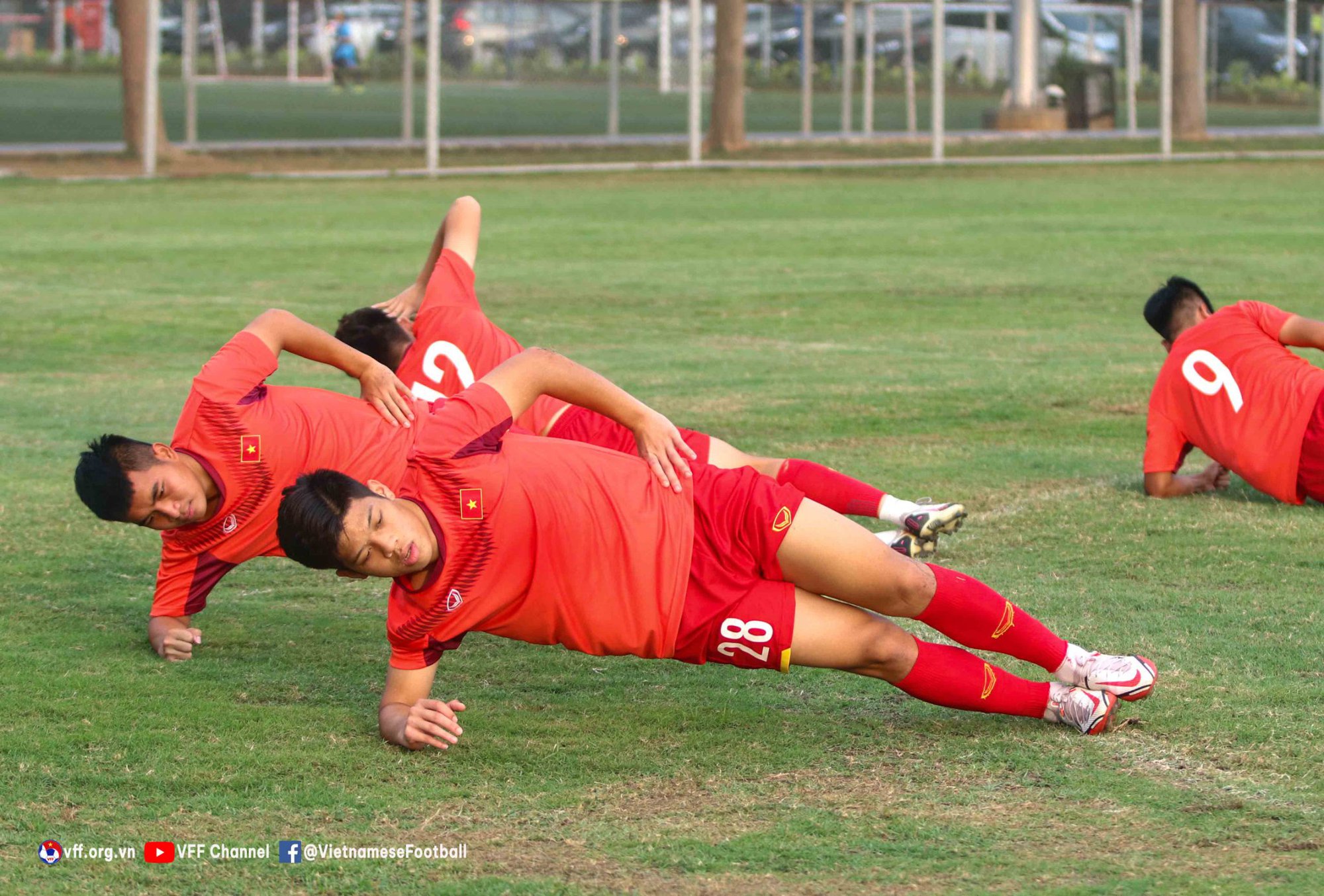 U19 Lào đẩy U19 Malaysia đối đầu U19 Việt Nam ở bán kết - Ảnh 1.