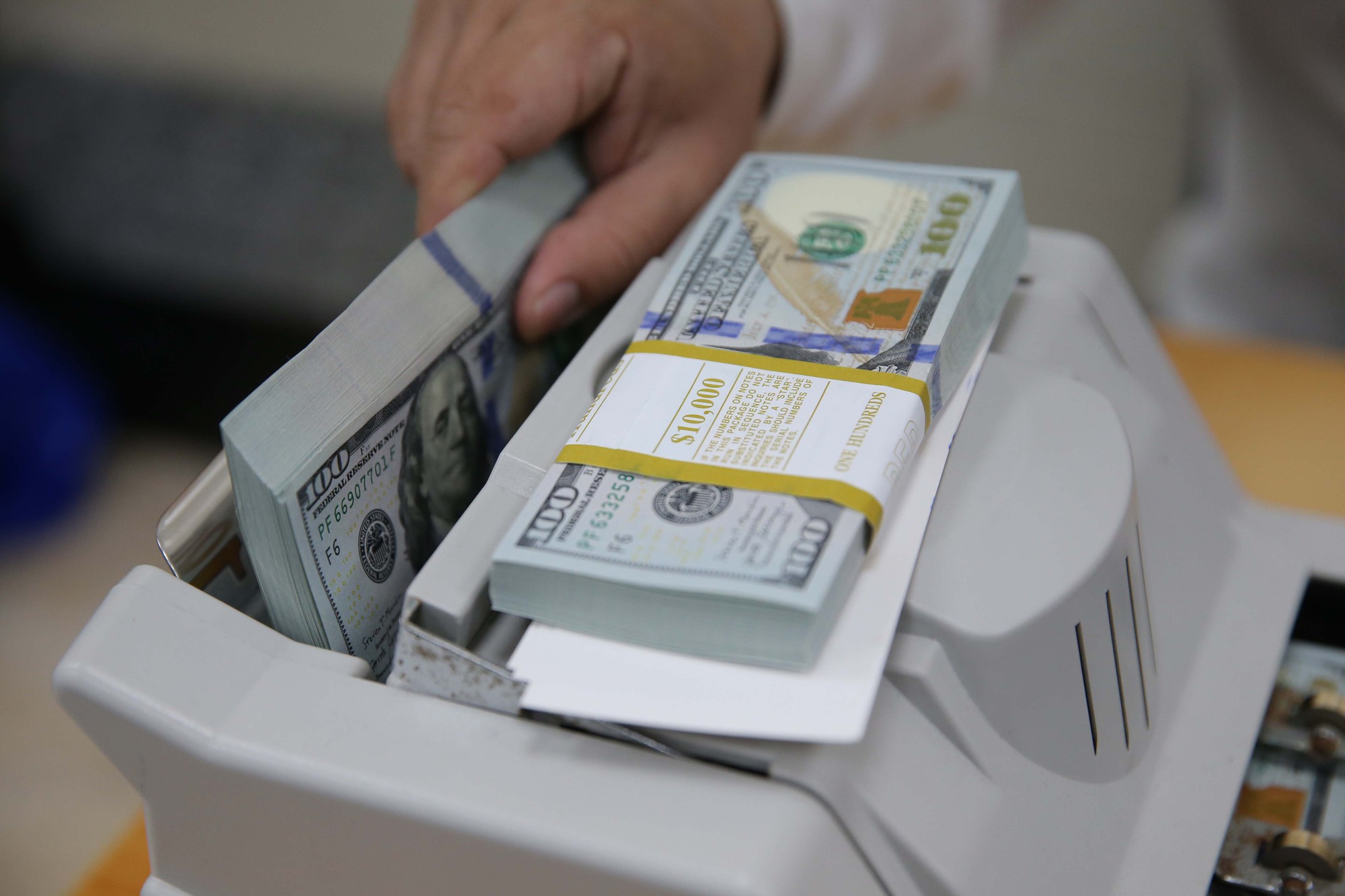 Giá vàng SJC bất ngờ giảm mạnh, USD tự do tăng vọt