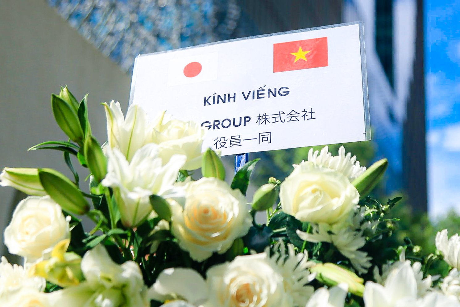 Người dân mang hoa sen trắng tới tưởng niệm cố Thủ tướng Nhật Bản Abe Shinzo - Ảnh 13.