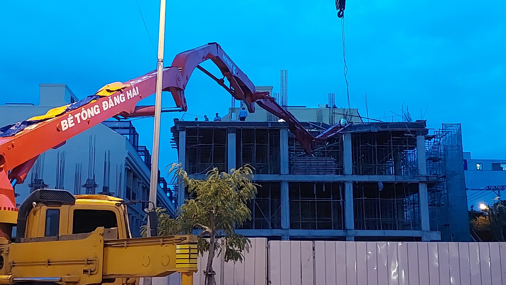 Cần bơm bê tông tại tòa nhà ở Đà Nẵng gãy gập, 2 người tử vong, 2 bị thương - Ảnh 2.
