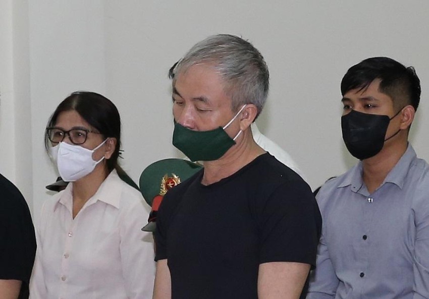 Nhận 6,9 tỉ đồng từ "ông trùm" buôn lậu xăng, cựu tư lệnh nói chỉ là "quà bình thường"