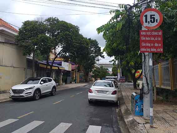 Ôtô và biển báo... "cãi nhau"