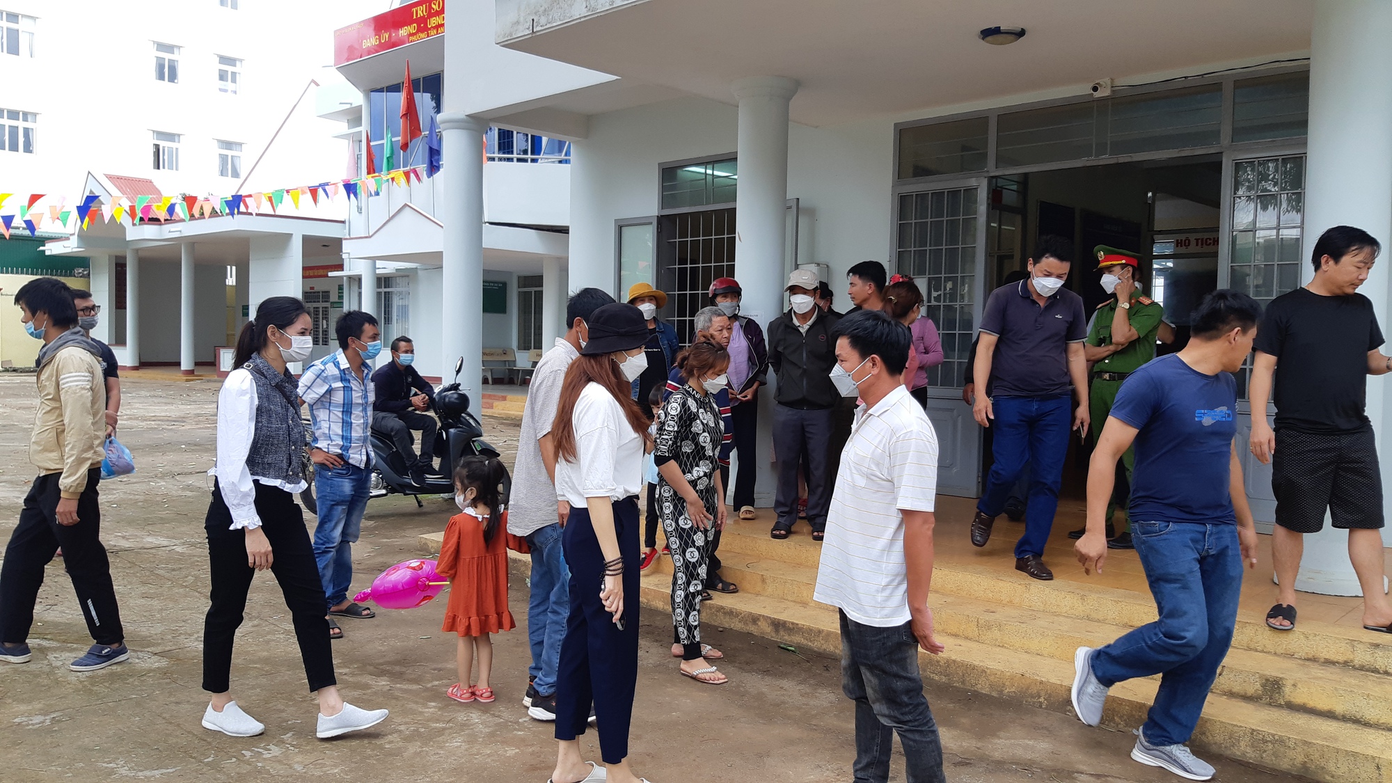 C&aacute;n bộ l&agrave;m giấy khai tử cho ch&aacute;u b&eacute; c&ograve;n sống, xin&hellip; r&uacute;t kinh nghiệm - Ảnh 1.