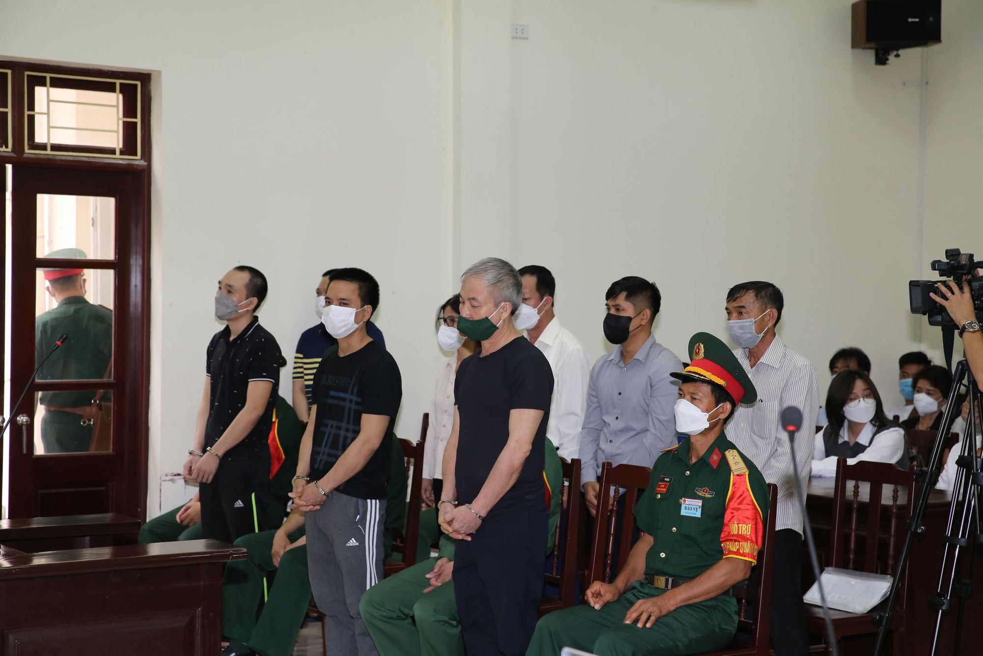 X&eacute;t xử nhiều sĩ quan, người nh&agrave; nhận hối lộ để bảo k&ecirc; cho &ocirc;ng tr&ugrave;m bu&ocirc;n lậu xăng - Ảnh 6.