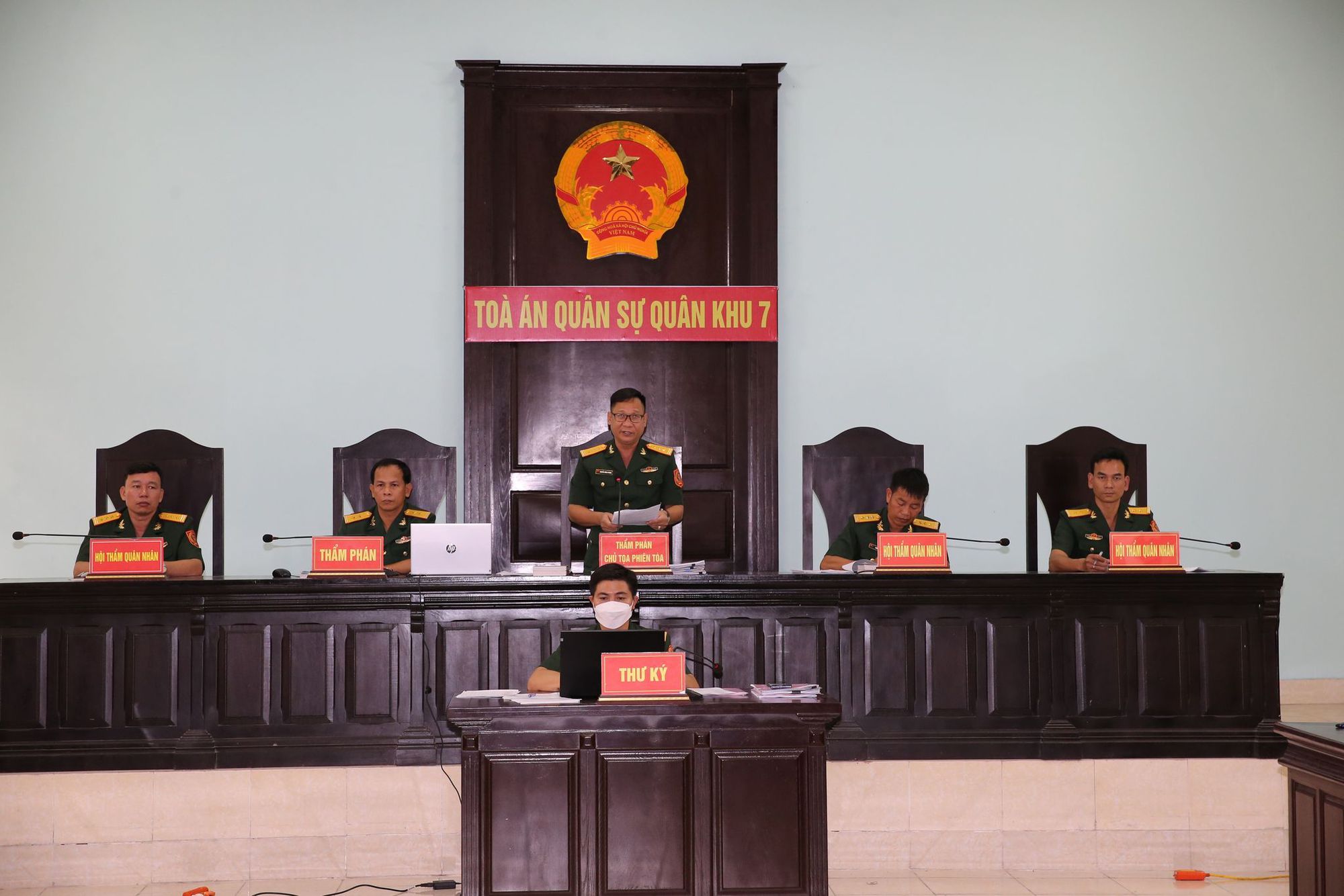Xét xử nhiều sĩ quan, người nhà nhận hối lộ để "bảo kê" cho "ông trùm" buôn lậu xăng