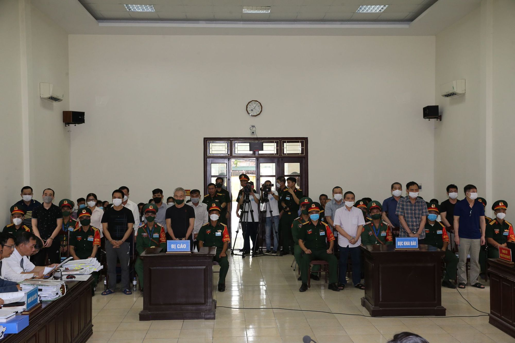 X&eacute;t xử nhiều sĩ quan, người nh&agrave; nhận hối lộ để bảo k&ecirc; cho &ocirc;ng tr&ugrave;m bu&ocirc;n lậu xăng - Ảnh 7.