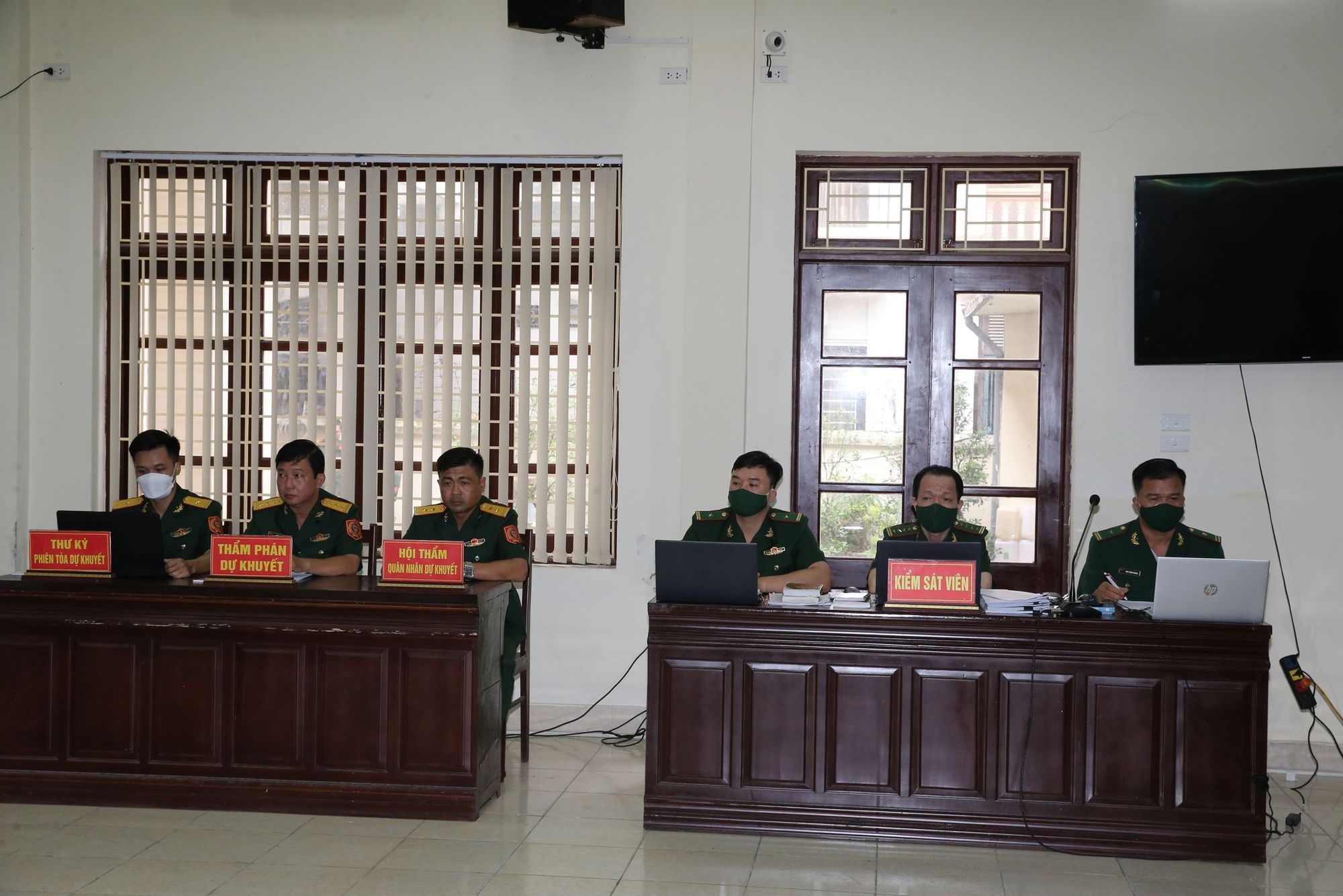 X&eacute;t xử nhiều sĩ quan, người nh&agrave; nhận hối lộ để bảo k&ecirc; cho &ocirc;ng tr&ugrave;m bu&ocirc;n lậu xăng - Ảnh 4.