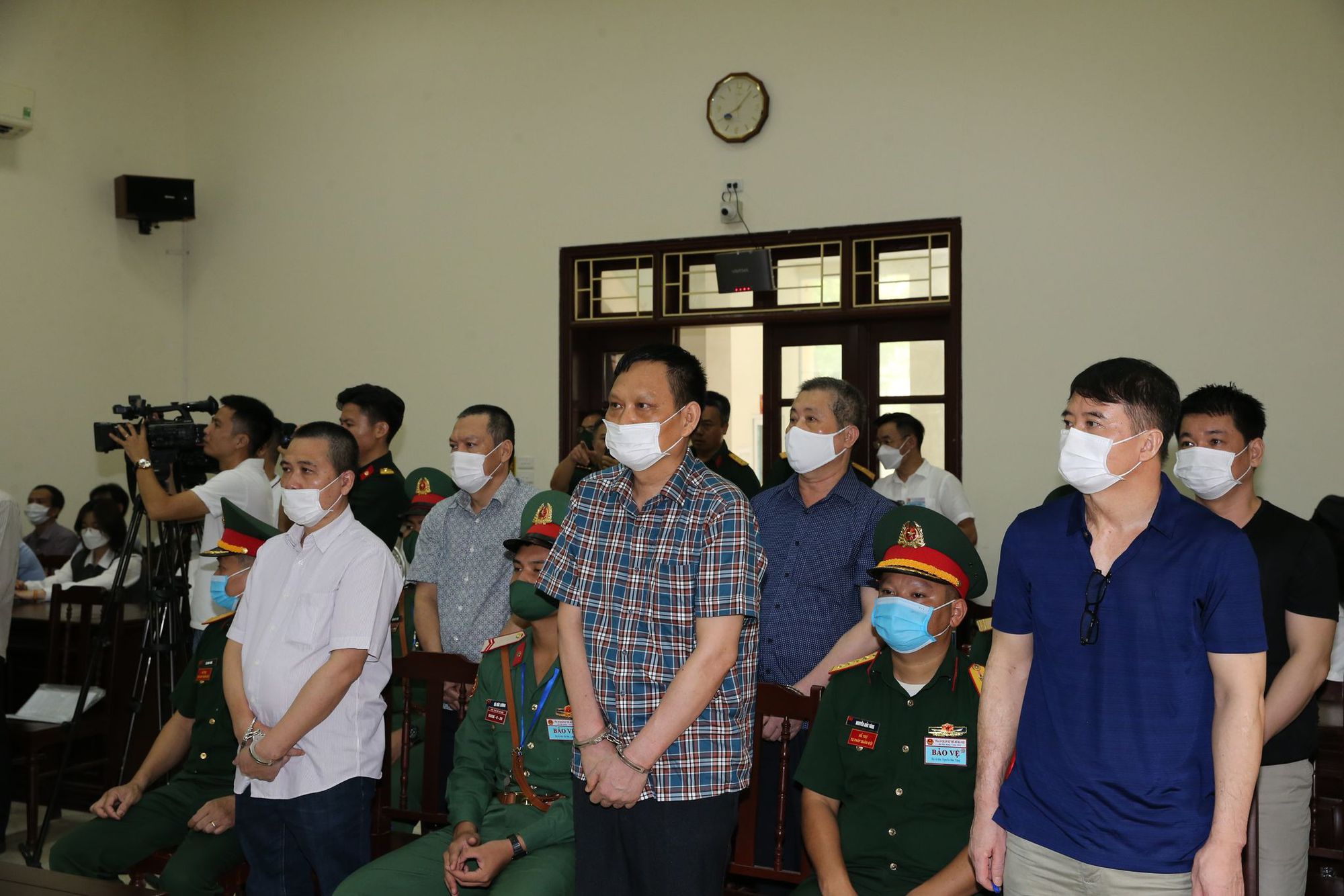 X&eacute;t xử nhiều sĩ quan, người nh&agrave; nhận hối lộ để bảo k&ecirc; cho &ocirc;ng tr&ugrave;m bu&ocirc;n lậu xăng - Ảnh 5.