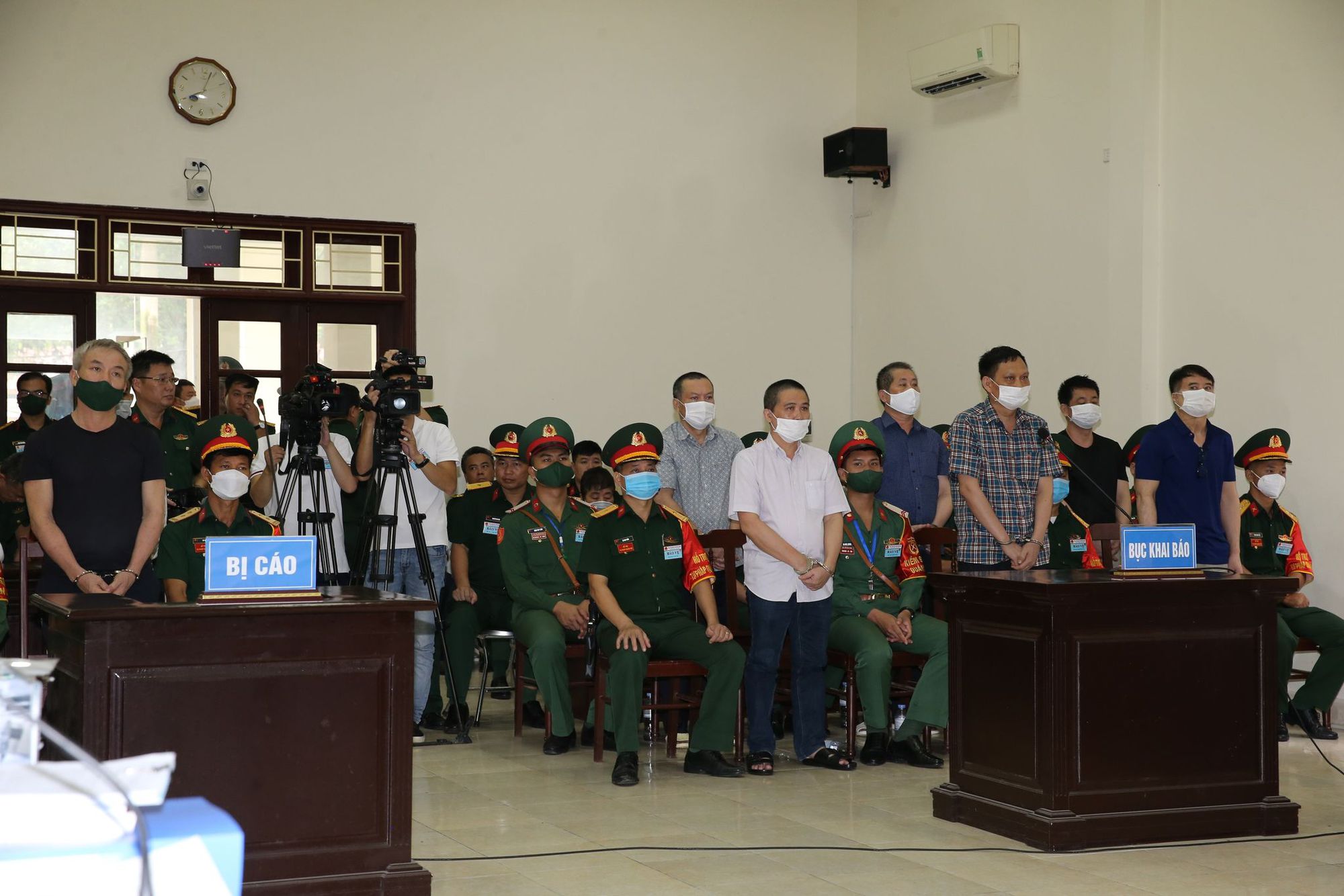 X&eacute;t xử nhiều sĩ quan, người nh&agrave; nhận hối lộ để bảo k&ecirc; cho &ocirc;ng tr&ugrave;m bu&ocirc;n lậu xăng - Ảnh 3.