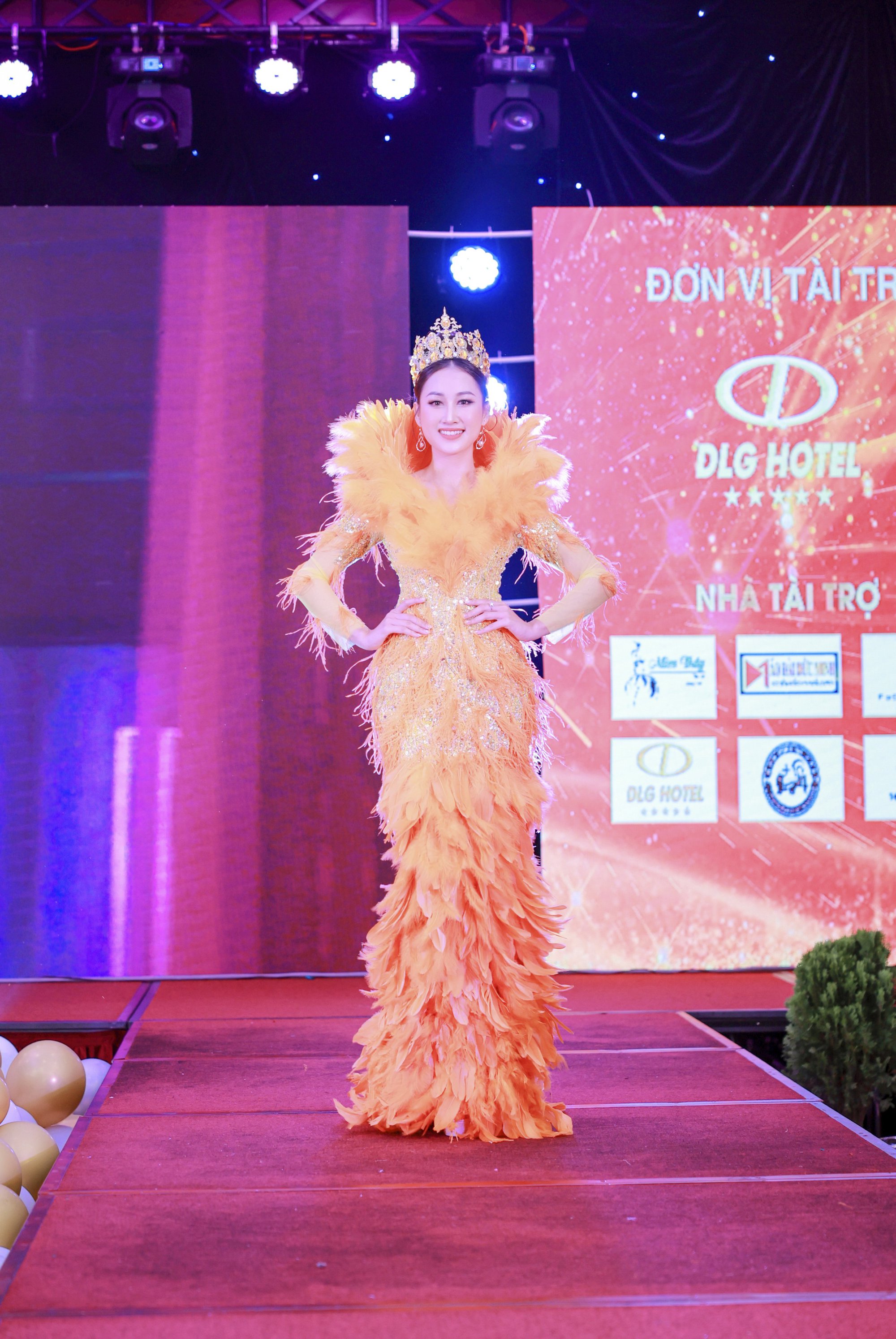Đo&agrave;n Hồng Trang h&oacute;a nữ ho&agrave;ng trong tiệc đấu gi&aacute; từ thiện - Ảnh 1.