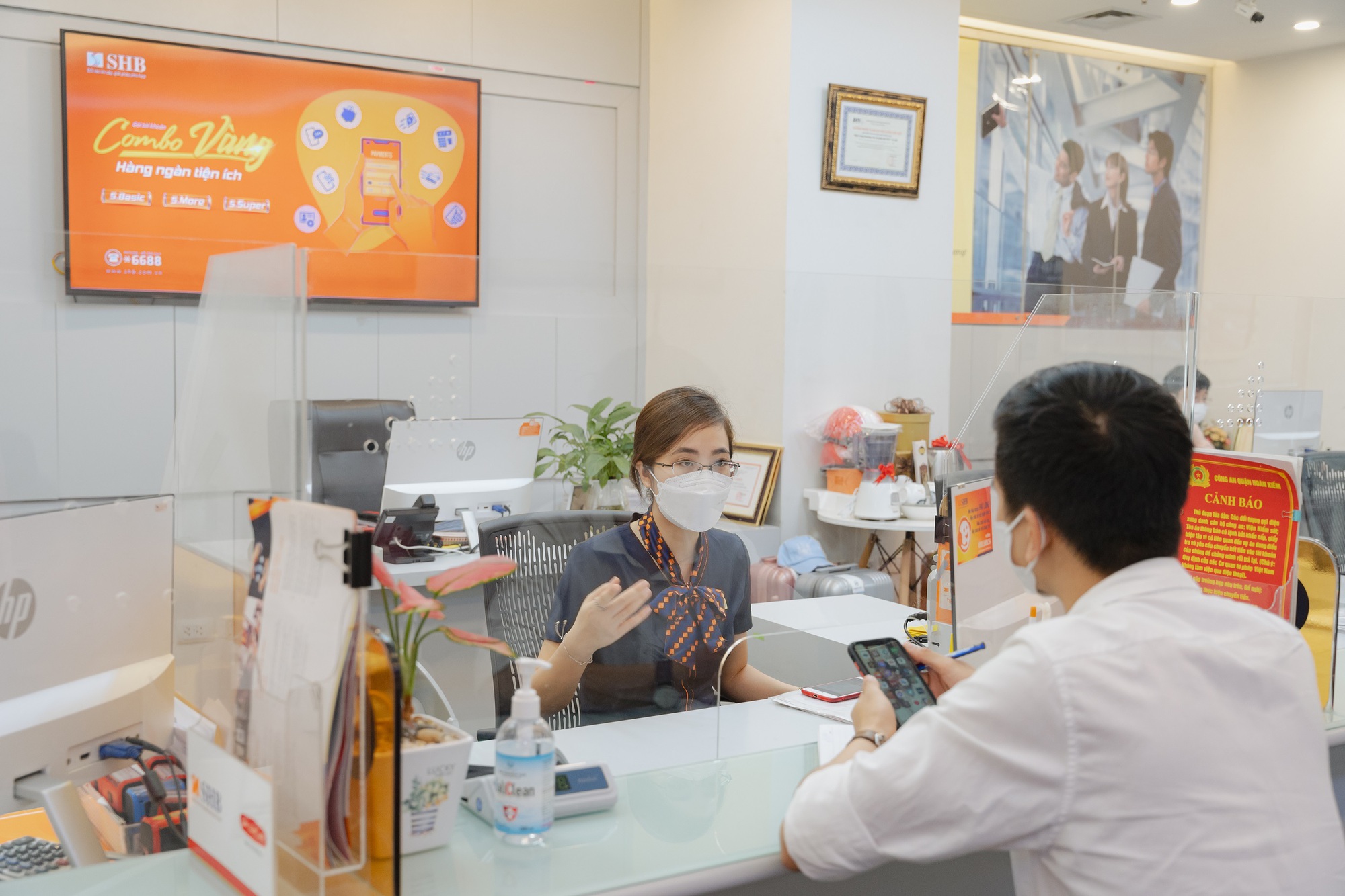 Chỉ 2 phút chạm - nhận ngay hạn mức thấu chi và thẻ tín dụng lên tới 500 triệu đồng