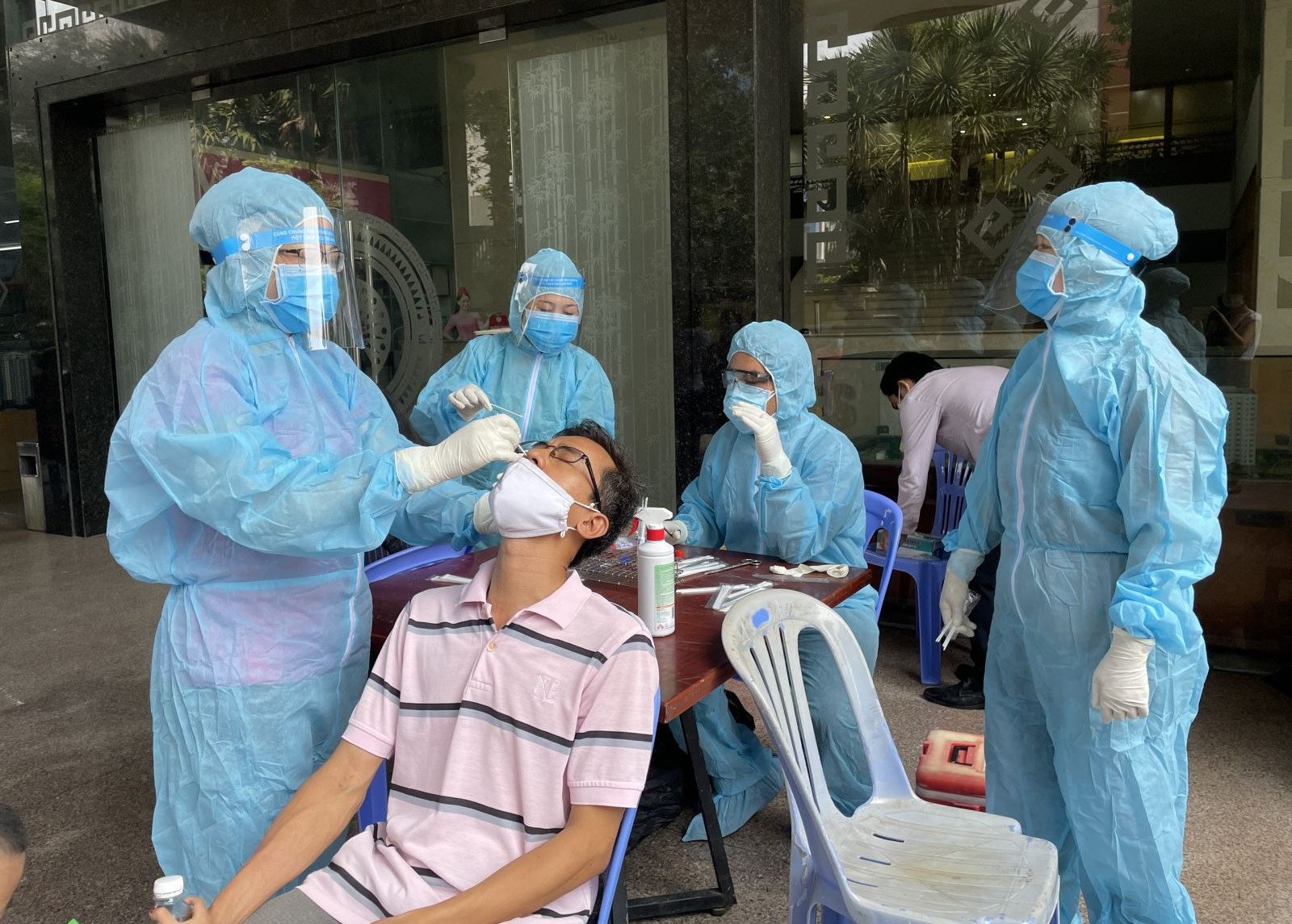 Dịch Covid-19 hôm nay: Số mắc tăng mạnh, 1 ca tử vong ở Quảng Ninh