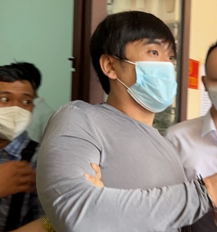 Gay cấn vụ nữ tiếp viên hàng không bị xe Mercedes "điên" tông