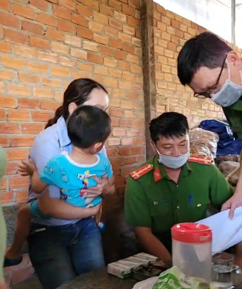 Cán bộ làm giấy khai tử cho cháu bé còn sống, xin… rút kinh nghiệm