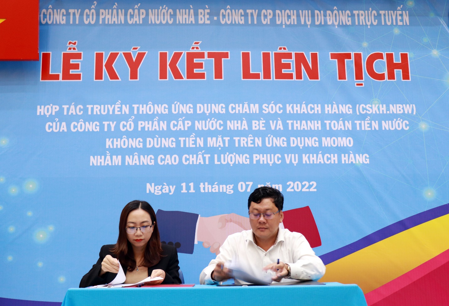 Cấp nước Nhà Bè ký kết hợp tác truyền thông thanh toán tiền nước không tiền mặt - Ảnh 1.