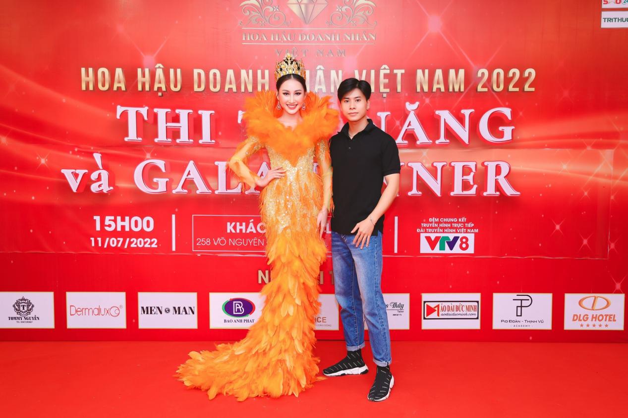 Đo&agrave;n Hồng Trang h&oacute;a nữ ho&agrave;ng trong tiệc đấu gi&aacute; từ thiện - Ảnh 4.