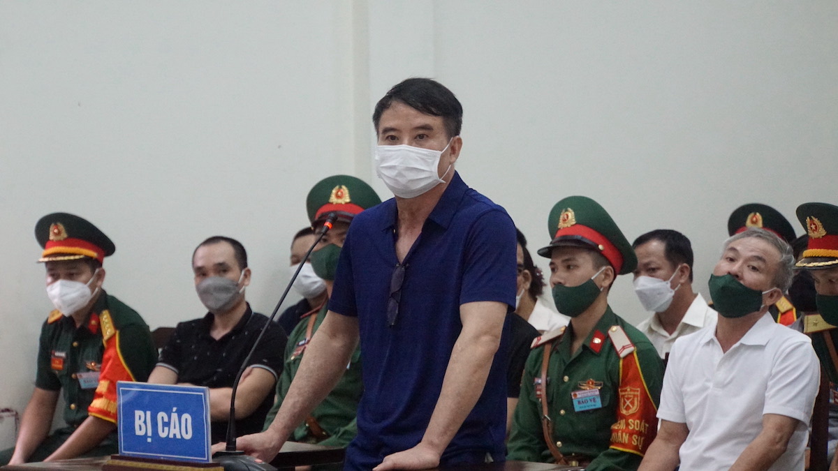 Cựu đại tá dọa trùm buôn lậu xăng "bây giờ muốn gì" khi bị cắt tiền hối lộ?