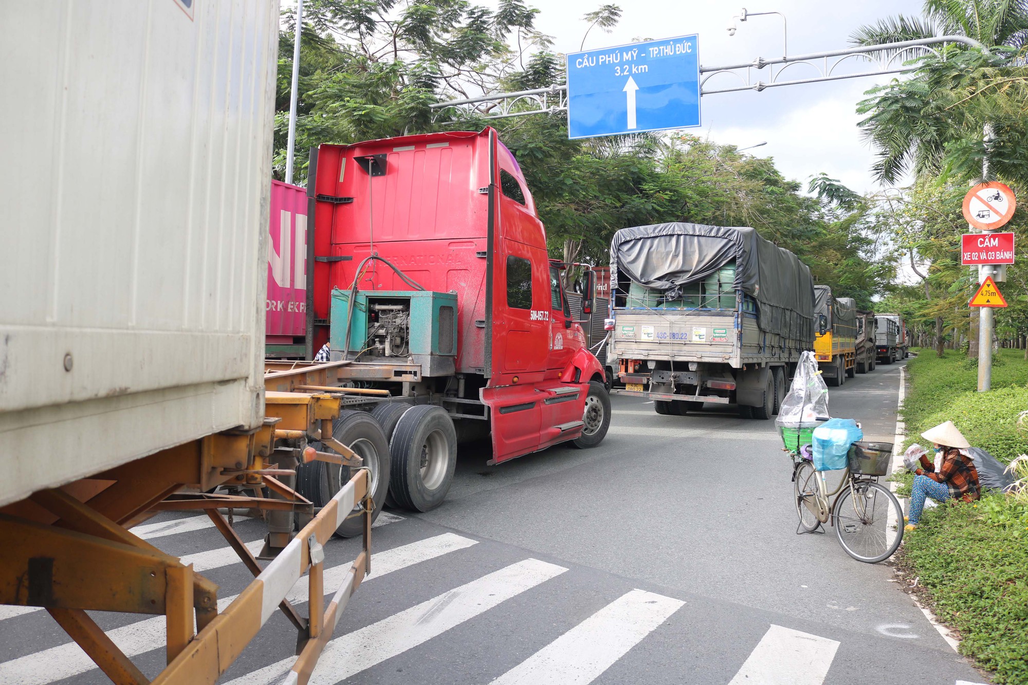 Kẹt xe h&agrave;ng giờ tr&ecirc;n cầu Ph&uacute; Mỹ, t&agrave;i xế tắt m&aacute;y xuống đường t&aacute;n gẫu - Ảnh 1.