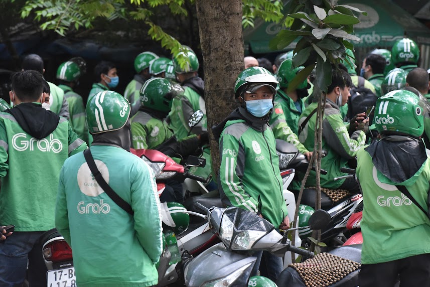 Grab "lách luật" để thu phụ phí nắng nóng?