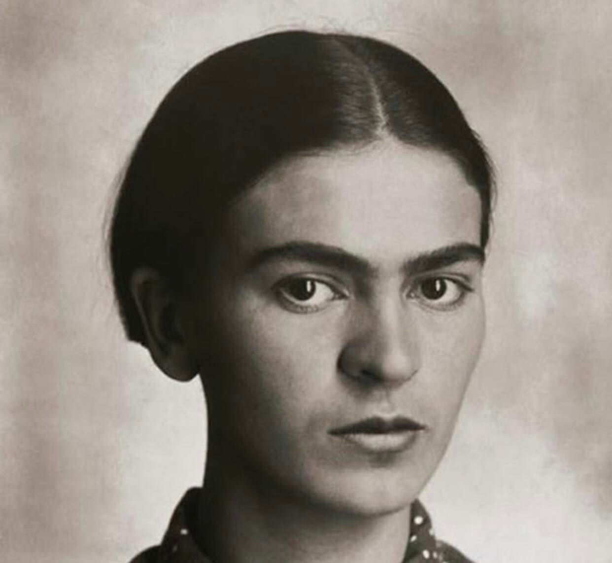 Tiết lộ những hình ảnh hiếm hoi của "Thánh nữ hội họa" Frida Kahlo