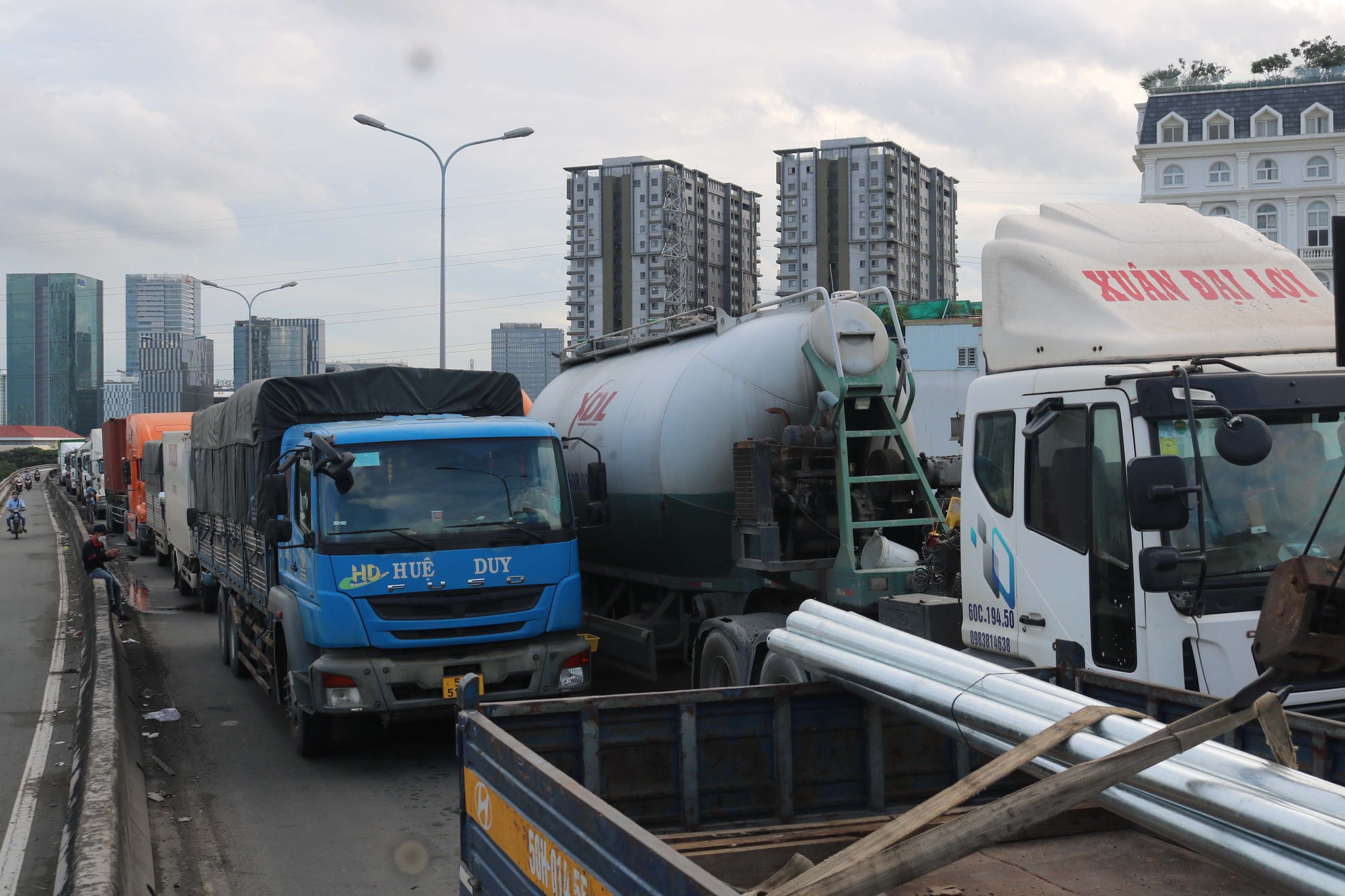 Kẹt xe h&agrave;ng giờ tr&ecirc;n cầu Ph&uacute; Mỹ, t&agrave;i xế tắt m&aacute;y xuống đường t&aacute;n gẫu - Ảnh 5.