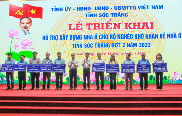 Sóc Trăng xây dựng gần 3.500 căn nhà cho người nghèo - Ảnh 1.