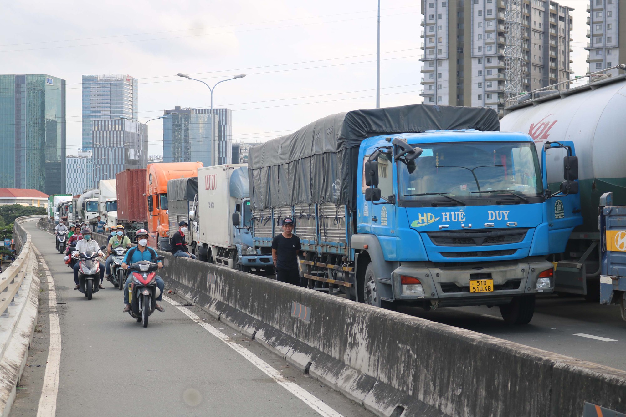 Kẹt xe h&agrave;ng giờ tr&ecirc;n cầu Ph&uacute; Mỹ, t&agrave;i xế tắt m&aacute;y xuống đường t&aacute;n gẫu - Ảnh 7.