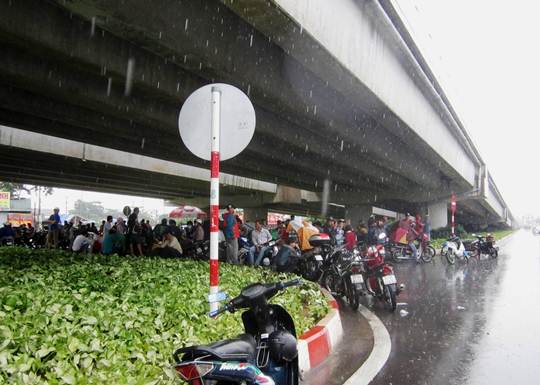 Đừng "giữa đường mặc áo mưa"