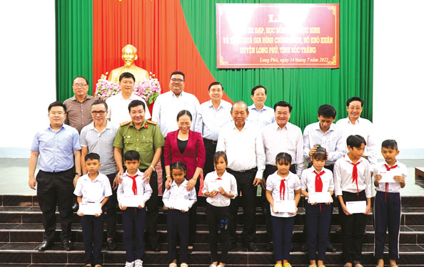 Giảm gánh lo cho học sinh và hộ khó khăn