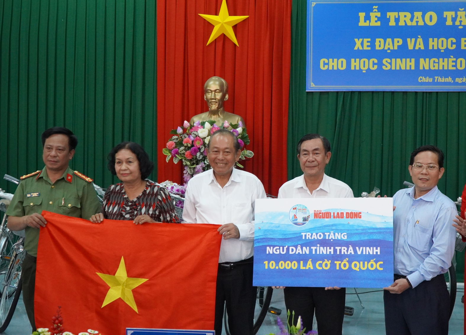 Trao 10.000 lá cờ Tổ quốc và 150 suất học bổng tại Trà Vinh