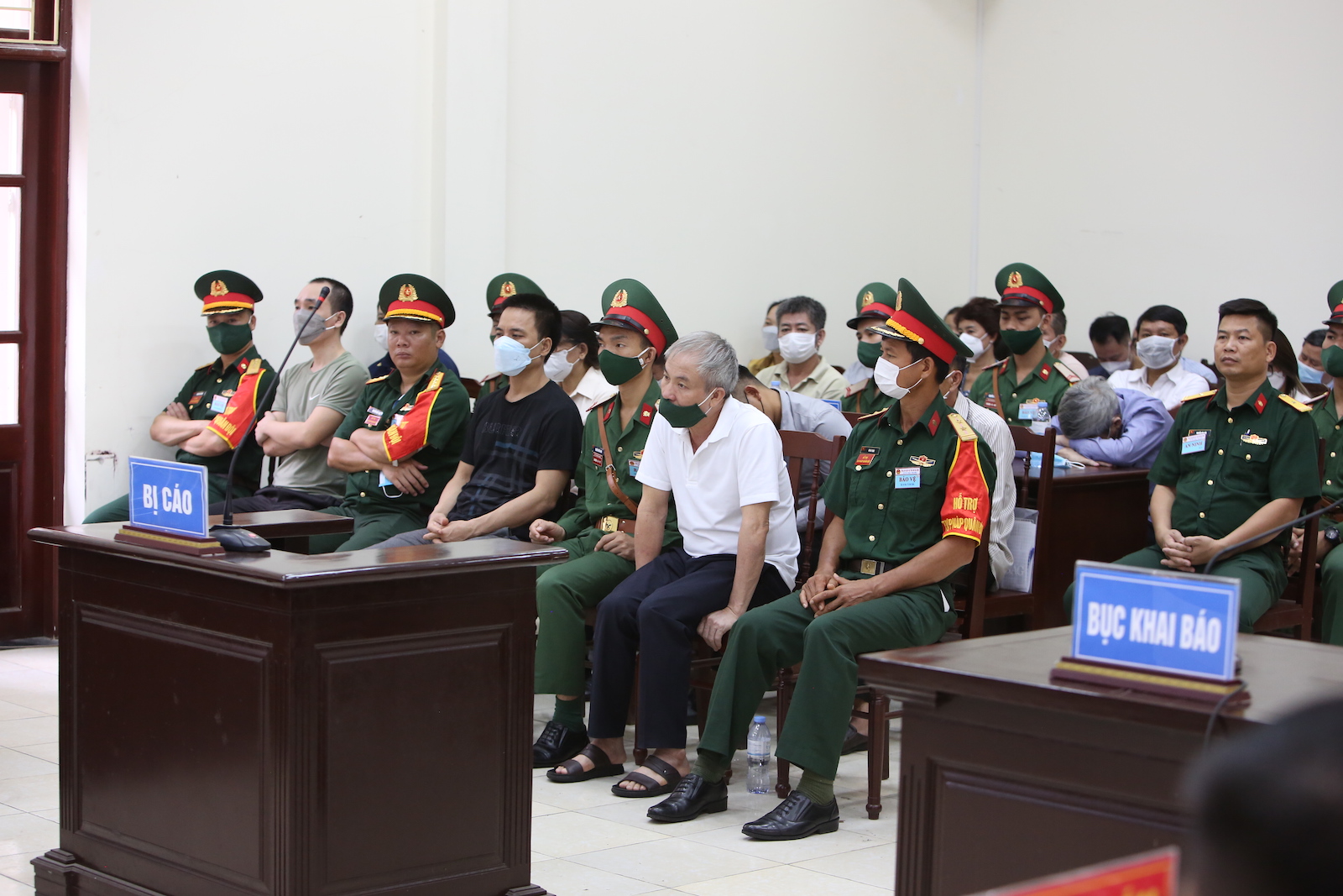 Đề nghị chung th&acirc;n cựu đại t&aacute; bi&ecirc;n ph&ograve;ng bảo k&ecirc; đường d&acirc;y bu&ocirc;n lậu 198 triệu l&iacute;t xăng dầu - Ảnh 2.