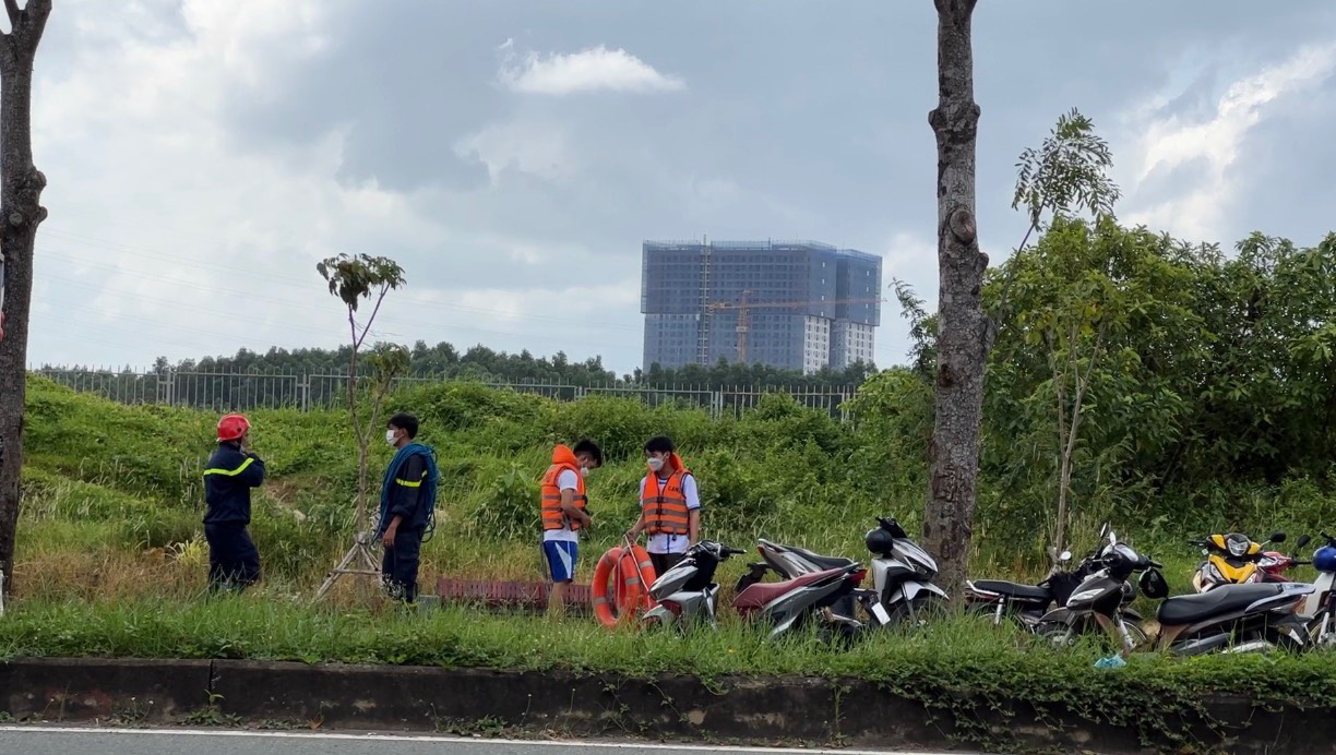 Thi thể nam sinh vi&ecirc;n được ph&aacute;t hiện dưới hồ đ&aacute; Đại học quốc gia TP HCM - Ảnh 2.