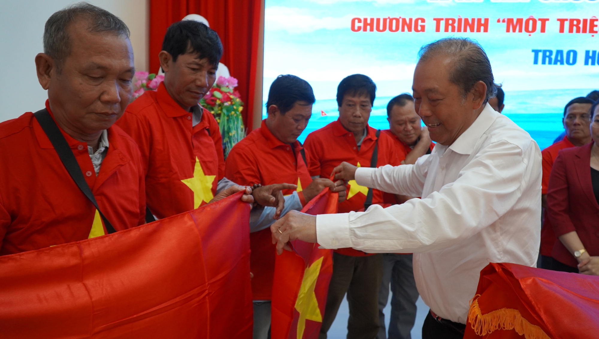 Trao 20.000 lá cờ và 200 suất học bổng tại lễ ký kết với UBND tỉnh Sóc Trăng