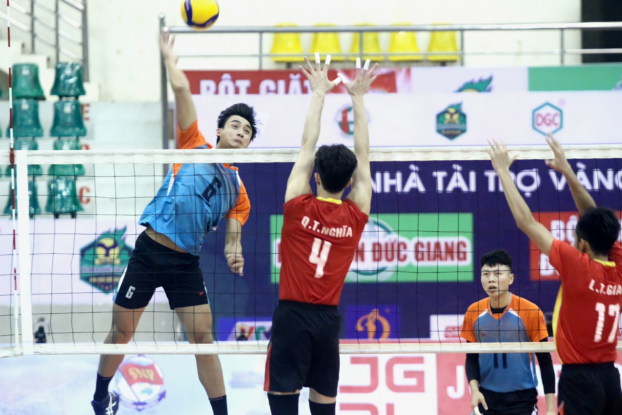 Địa chấn b&oacute;ng chuyền, nữ Th&aacute;i B&igrave;nh loại đương kim v&ocirc; địch BTL Th&ocirc;ng tin - Ảnh 5.