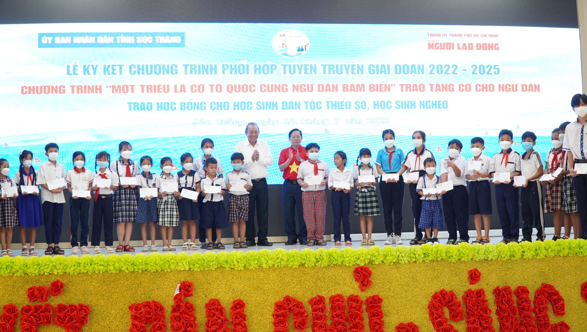 Trao 20.000 l&aacute; cờ v&agrave; 200 suất học bổng tại lễ k&yacute; kết với UBND tỉnh S&oacute;c Trăng - Ảnh 1.