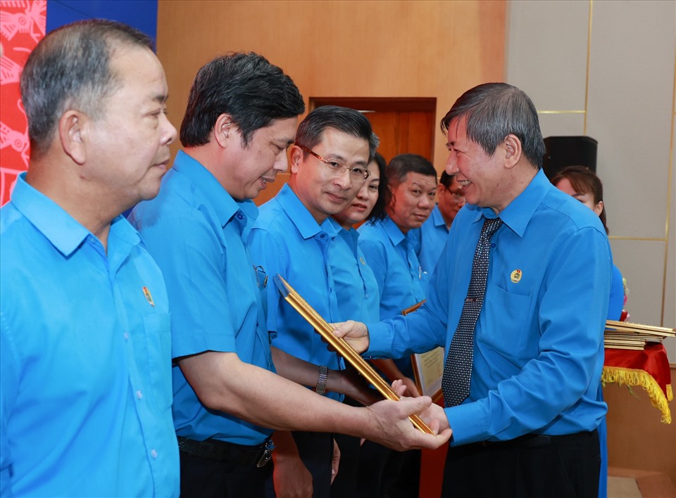 Khen thưởng 13 tập thể xuất sắc giai đoạn 1 Chương trình 1 triệu sáng kiến
