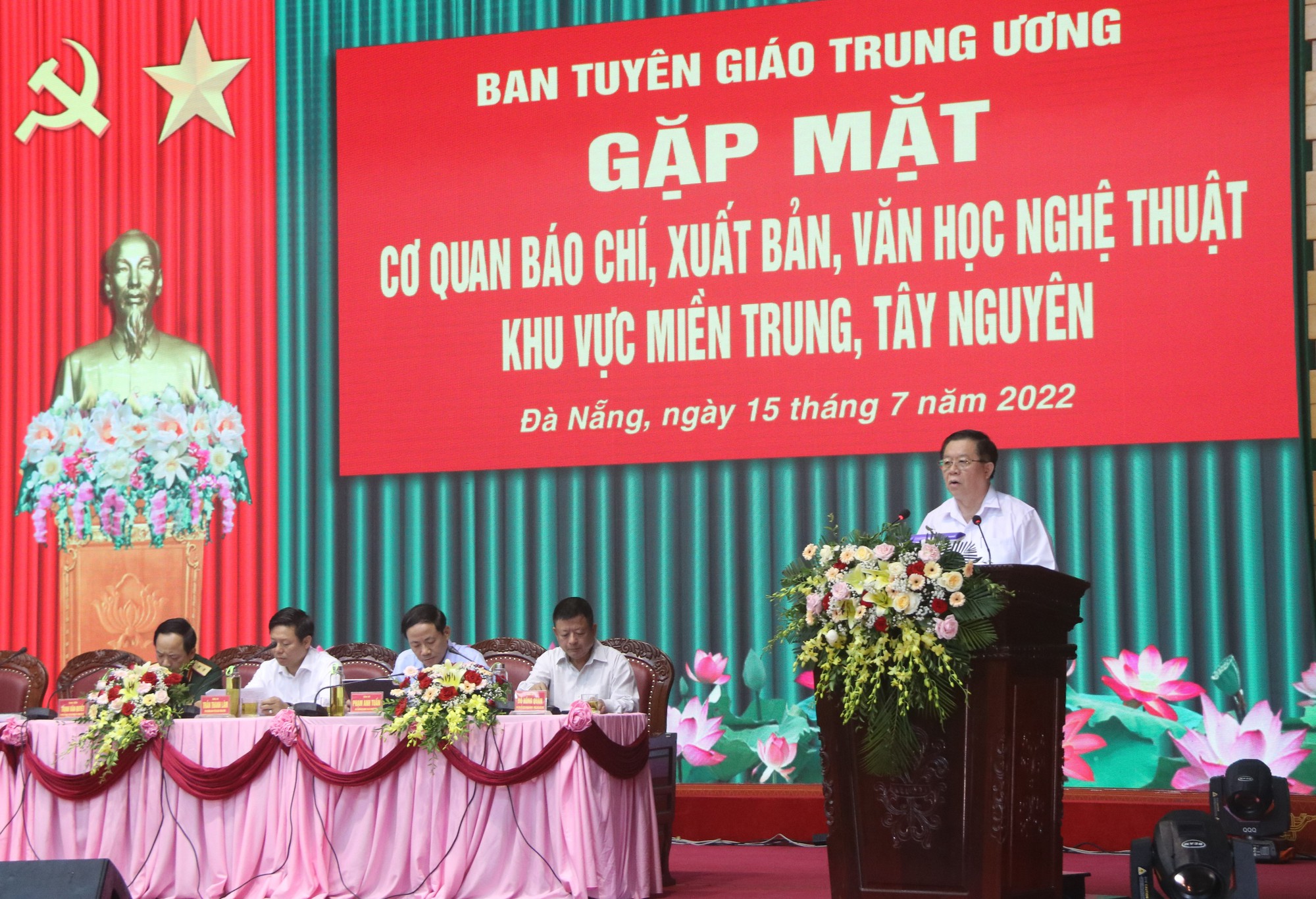 Phát huy tầm quan trọng của báo chí, xuất bản