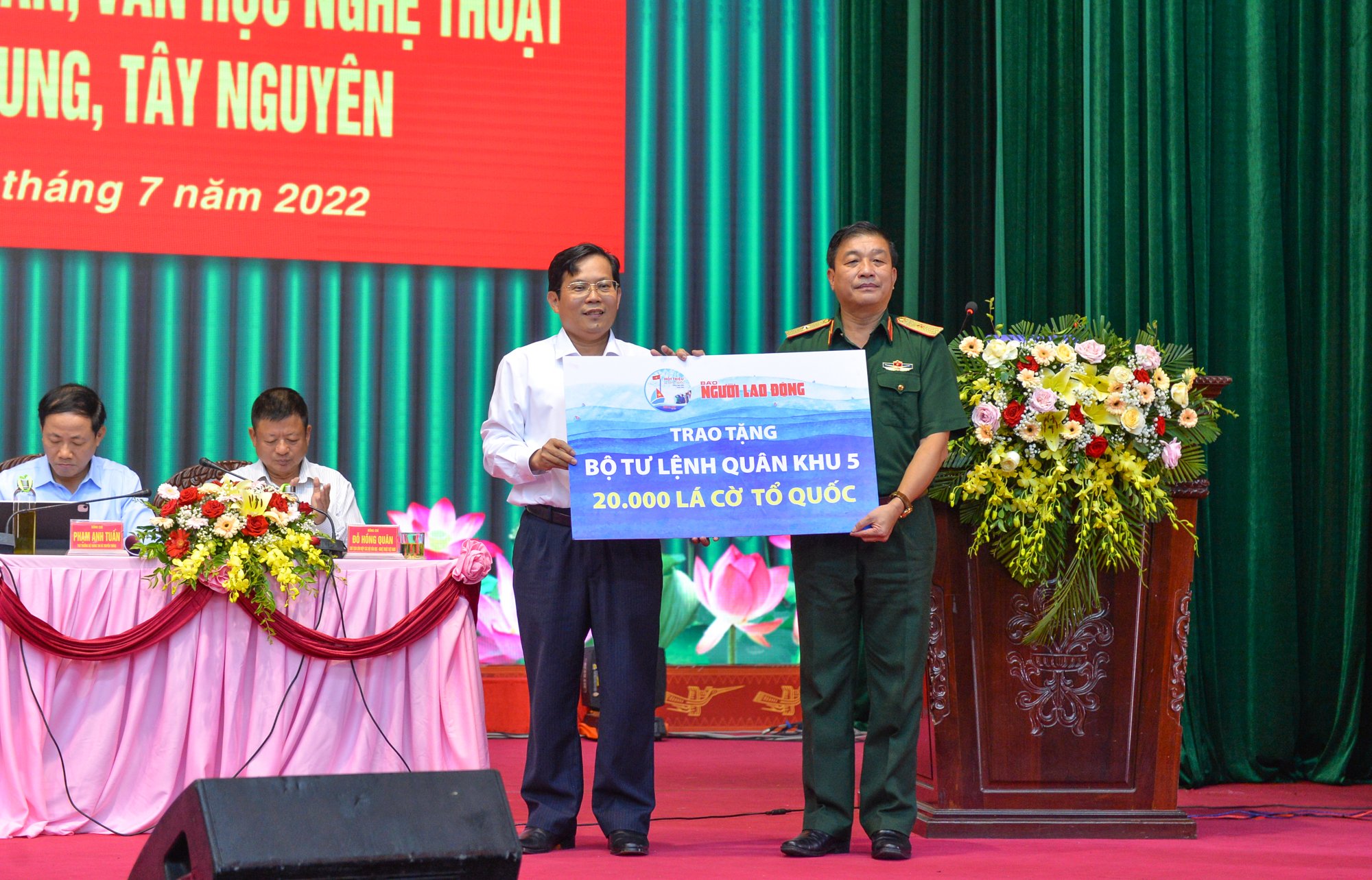 Trao 20.000 lá cờ Tổ quốc cho Bộ Tư lệnh Quân khu 5