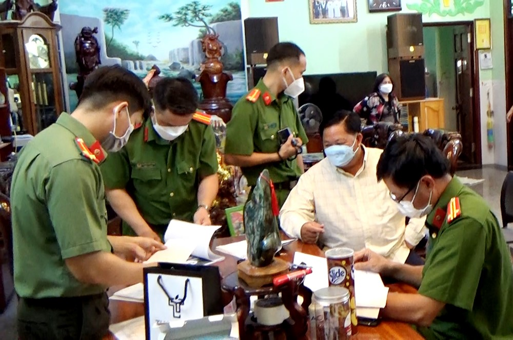 Bắt thêm 2 cán bộ CSGT liên quan cấp biển số đẹp - Ảnh 2.