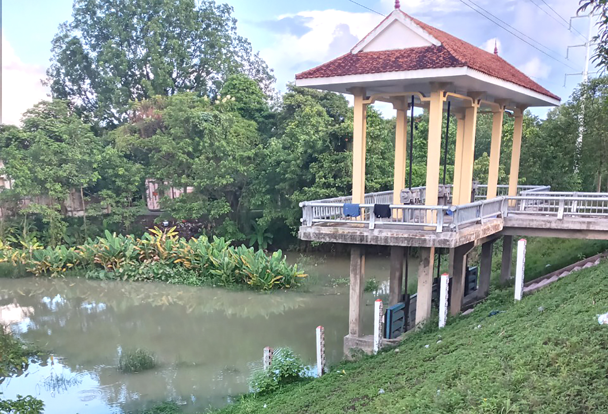 Rủ nhau đi chơi, 2 chị em rơi xuống cống nước tử vong