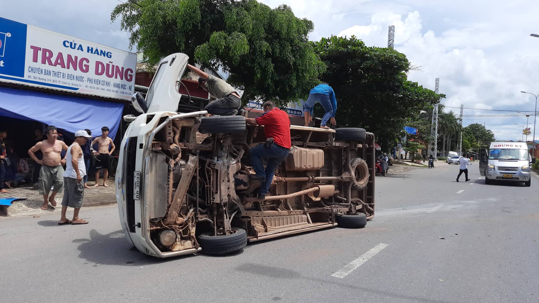 Xe kh&aacute;ch chở 14 người L&agrave;o bị lật ở Quảng Trị - Ảnh 3.