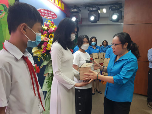 Động viên con CNVC-LĐ vượt khó, học giỏi