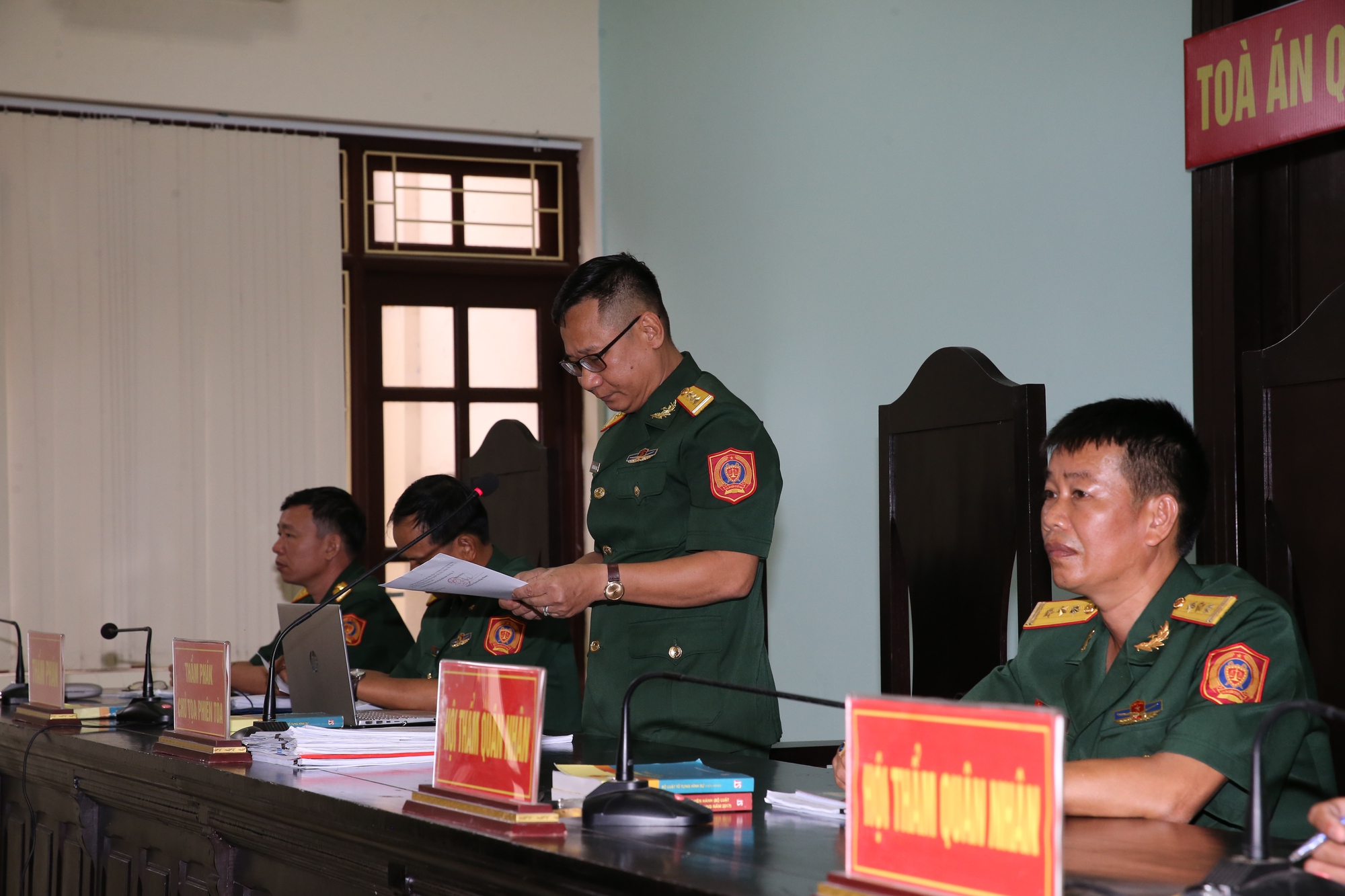 Nhận hối lộ, 2 cựu tư lệnh v&ugrave;ng cảnh s&aacute;t biển chia nhau 27 năm t&ugrave; - Ảnh 1.