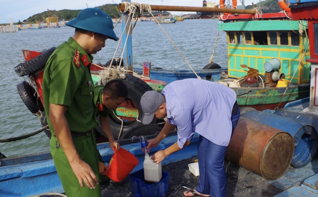 B&iacute; mật bất ngờ b&ecirc;n trong 2 chiếc t&agrave;u c&aacute; ở Quảng B&igrave;nh - Ảnh 1.