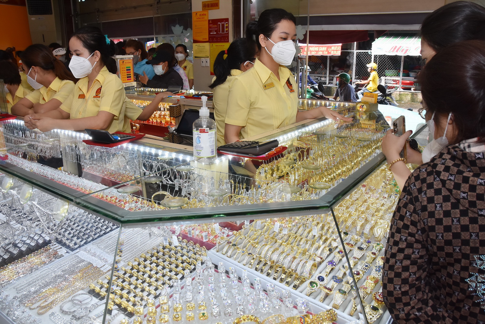 Giá vàng hôm nay 15-7: Vàng thế giới lao dốc, vàng SJC chỉ giảm nhỏ giọt