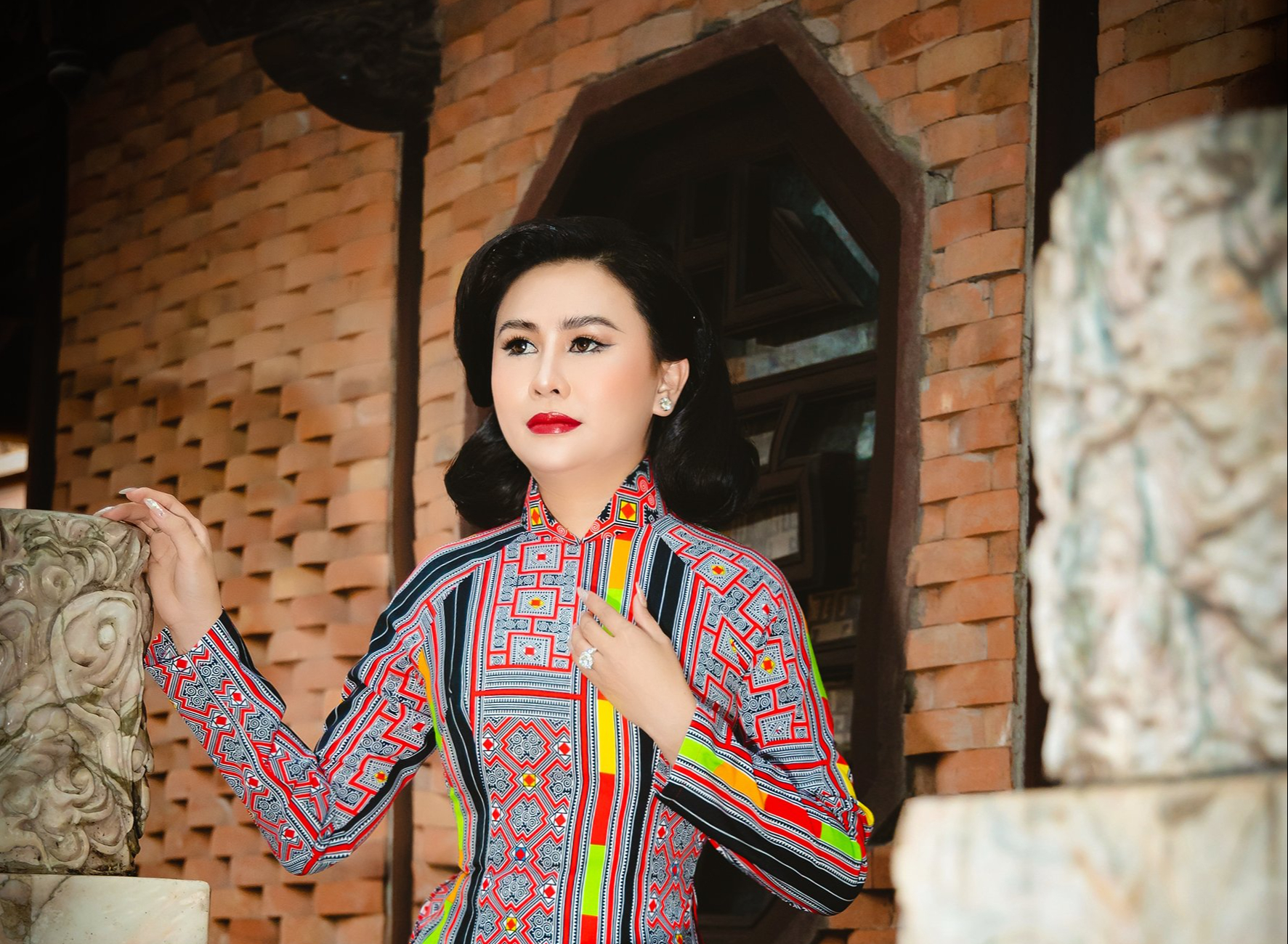 Hoa hậu Lý Kim Ngân đẹp nền nã trong tà áo dài thuần Việt