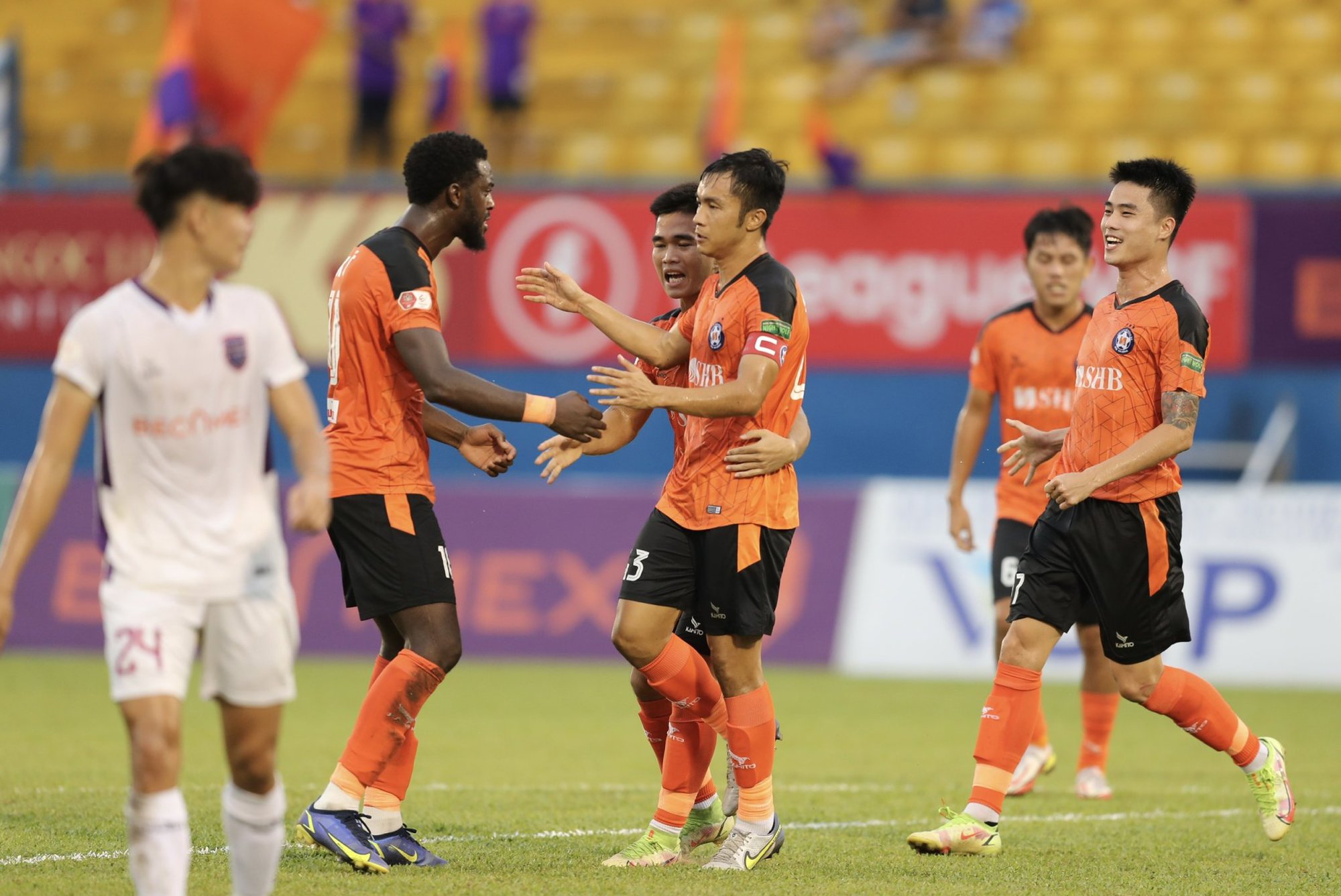 V&ograve;ng 7 League 2022: Hải Ph&ograve;ng trắng tay, ng&ocirc;i đầu đổi chủ - Ảnh 3.