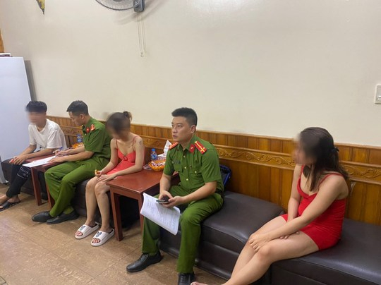 Bắt tại trận nhân viên nữ quán massage khoả thân, kích dục khách