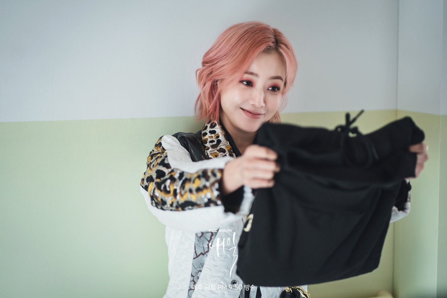 Kim Hee Sun trở lại màn ảnh nhỏ ở tuổi 45 - Ảnh 10.