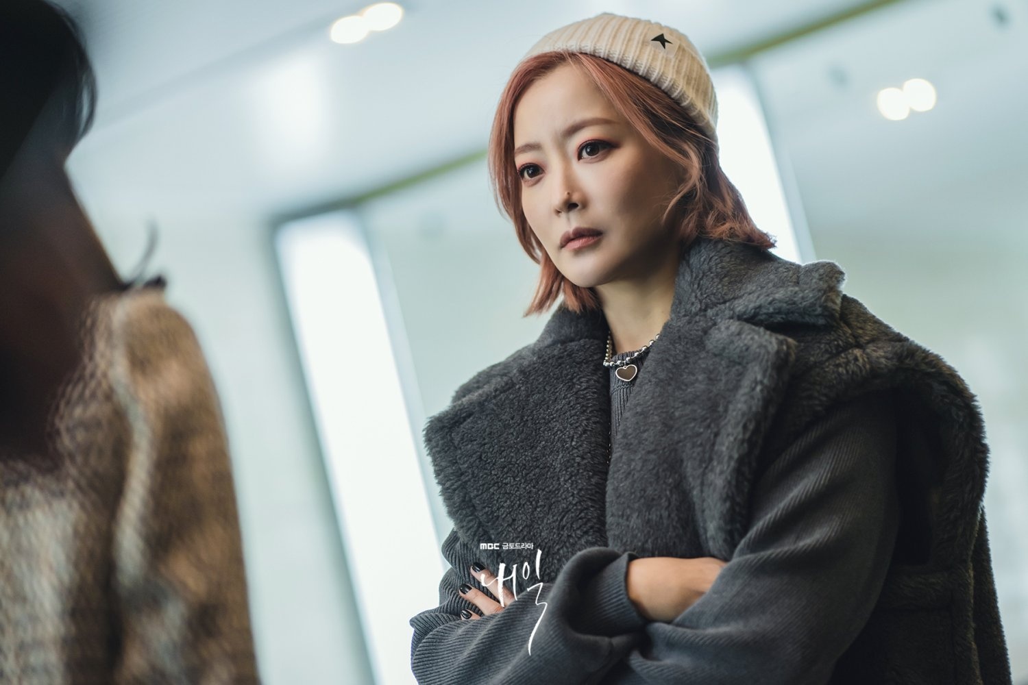 Kim Hee Sun trở lại màn ảnh nhỏ ở tuổi 45 - Ảnh 11.
